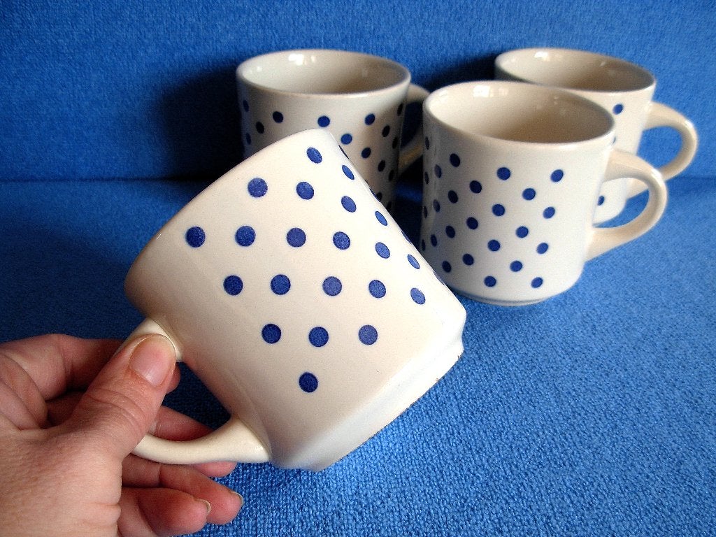 4 Mokken met blauwe bolletjes, Verzenden, Zo goed als nieuw, Porselein, Kop(pen) en/of Schotel(s)