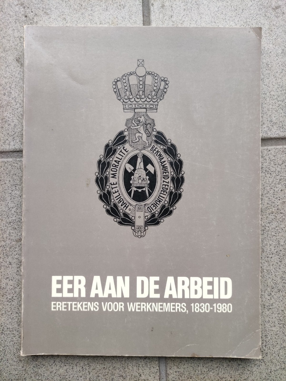 1982 eretekens voor arbeiders, Ophalen of Verzenden