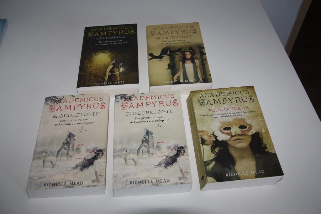 Academicus vampyrus 5 delen * michelle mead, Boeken, Ophalen of Verzenden, Gelezen