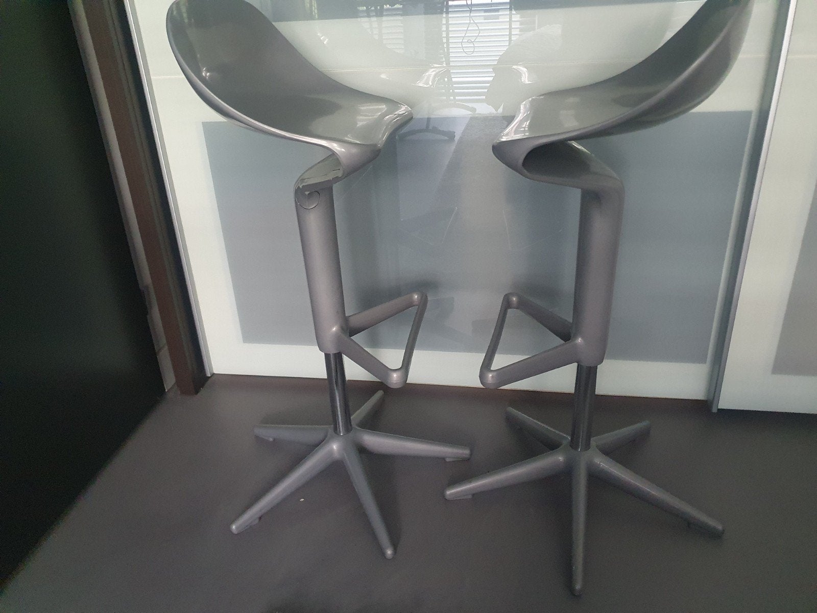 ***4x Kartell SPOON design barkrukken (grey metallic), Ophalen, Kunststof, 60 tot 90 cm, Zo goed als nieuw