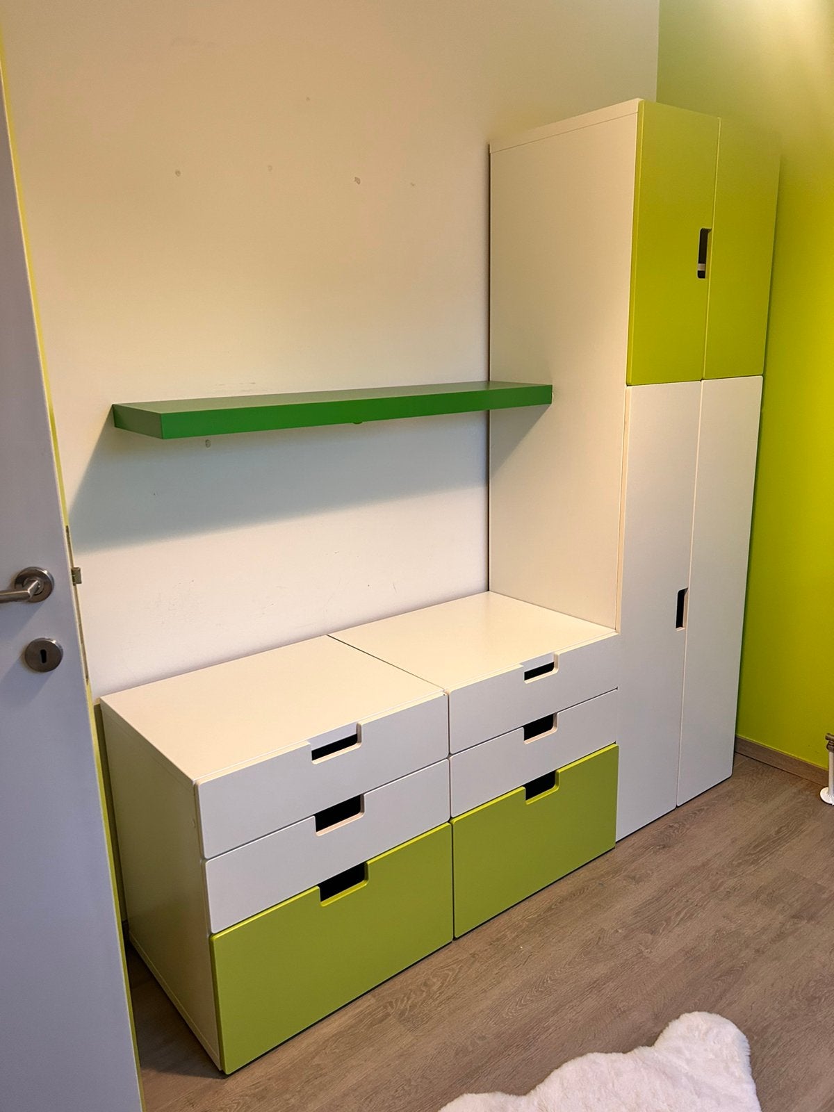 Kleerkast met 2 bijpassende ladekastjes en groene wandplank, Huis en Inrichting, Ophalen, Gebruikt