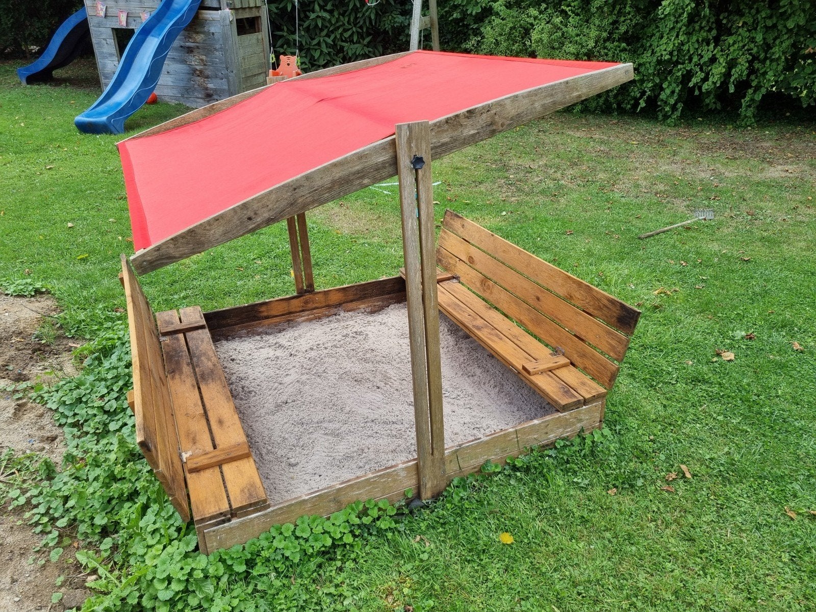 Bac à sable en bois avec bancs et toit, Enfants & Bébés, Enlèvement, Utilisé