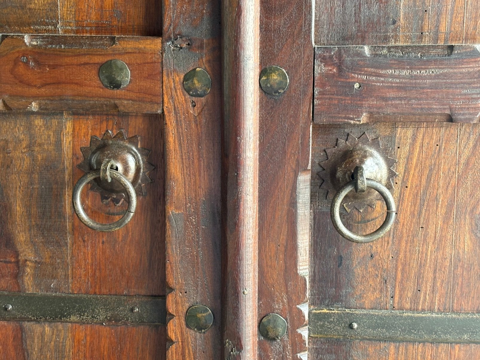 Armoire indienne ancienne, Enlèvement