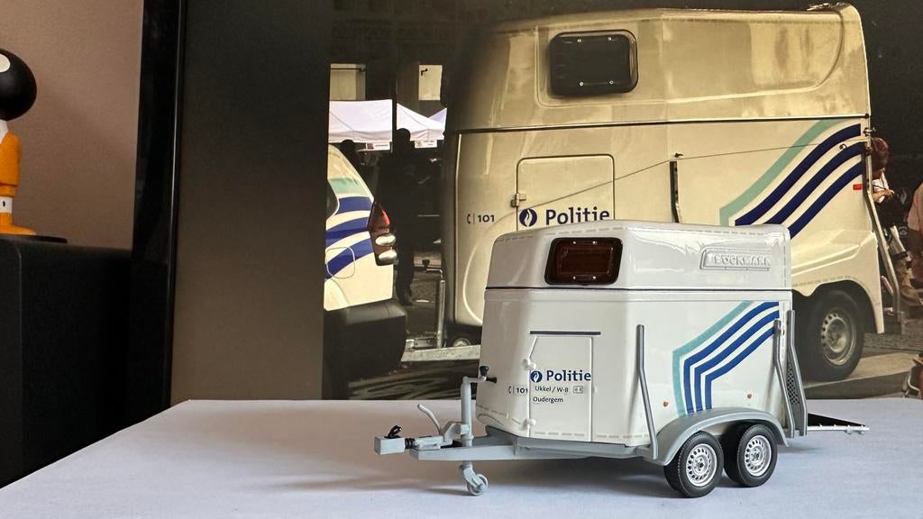 Minichamps remorque à chevaux 1/43 police locale politie, Hobby & Loisirs créatifs, Voitures miniatures | 1:43, Comme neuf, Autres types