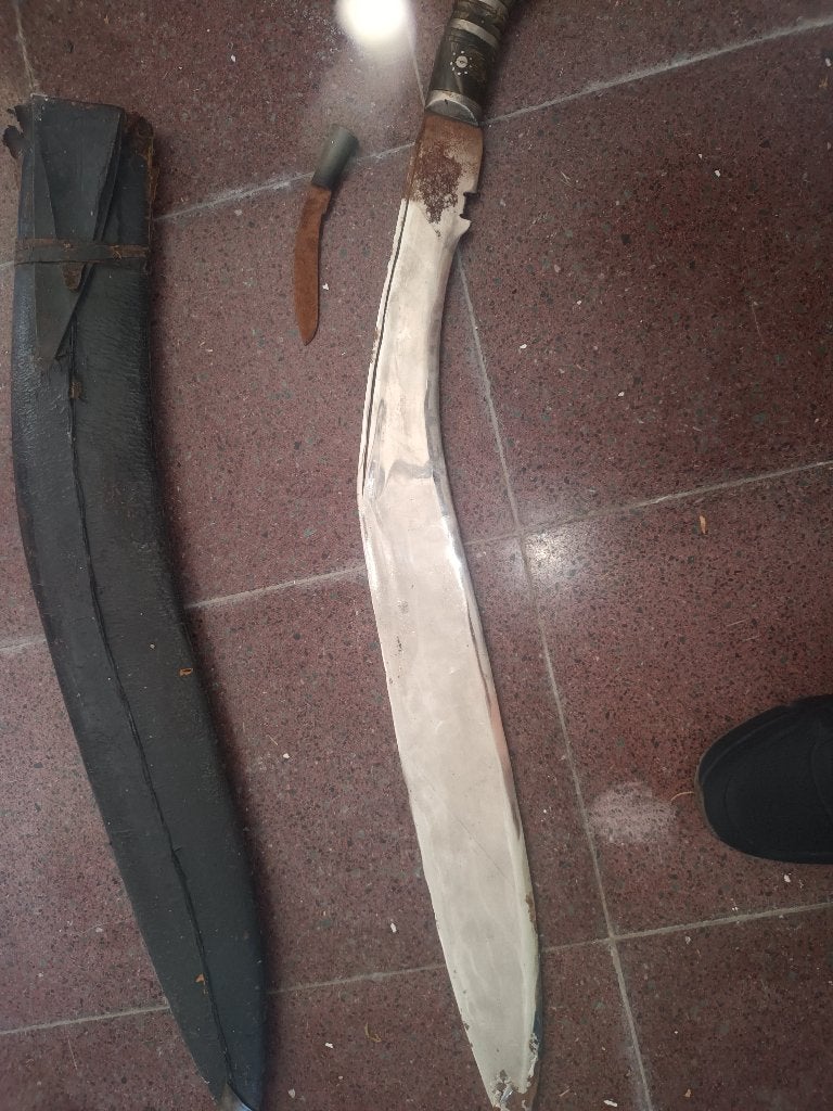 Traditionele Kukri mes / kapmes, Enlèvement