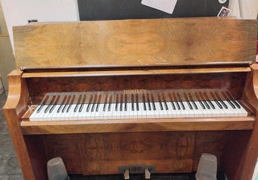 Buffetpiano Bentley, Musique & Instruments, Pianos, Enlèvement, Utilisé, Brun, Piano