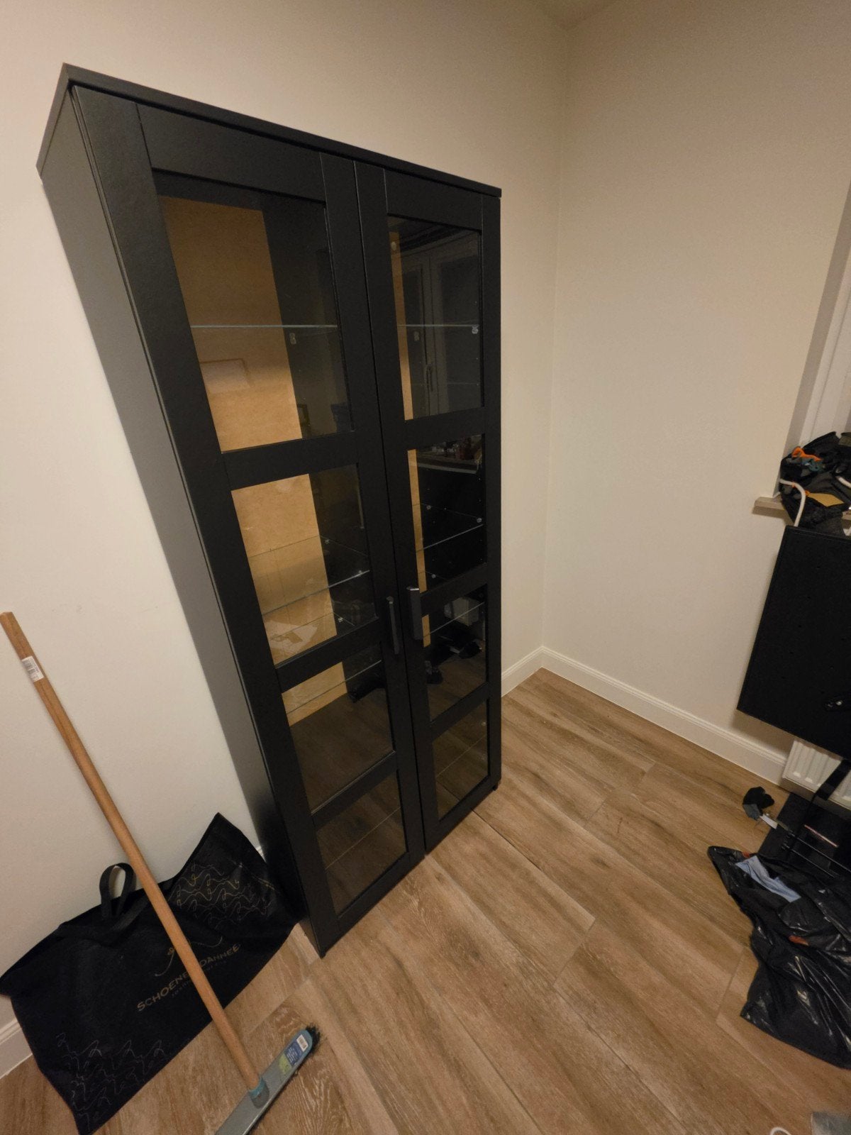 ikea kast  zwart glazrn deeuren, Ophalen