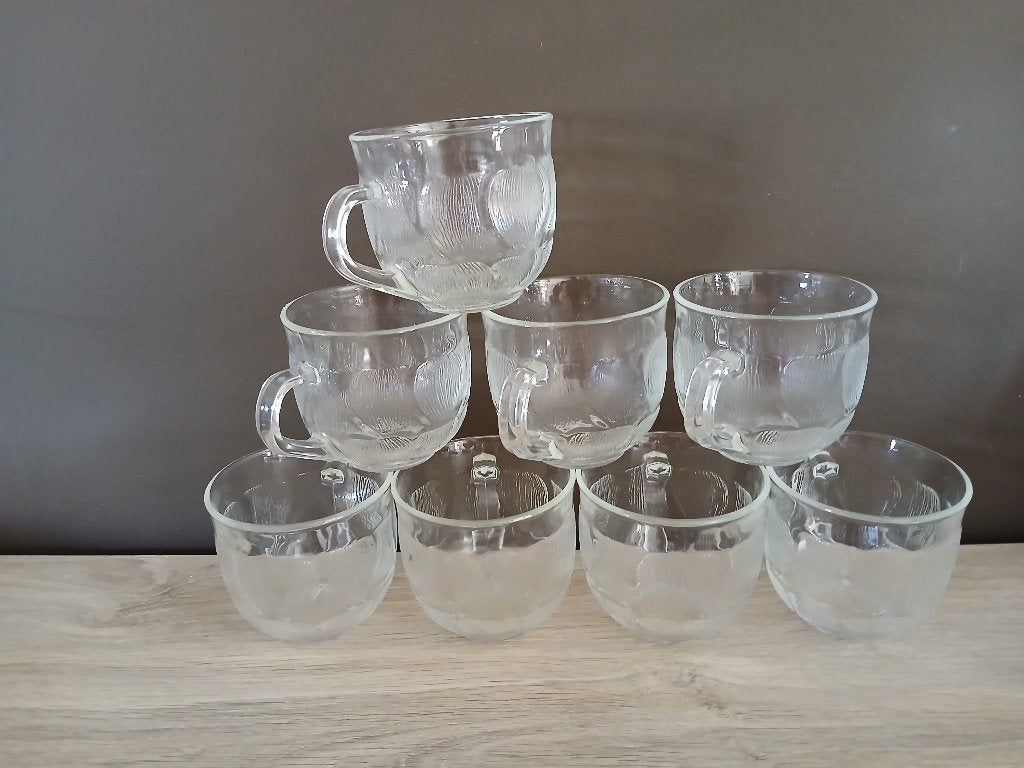 8 tasses Arcoroc vintage en verre blanc, Maison & Meubles, Enlèvement ou Envoi, Vintage, Comme neuf, Verre