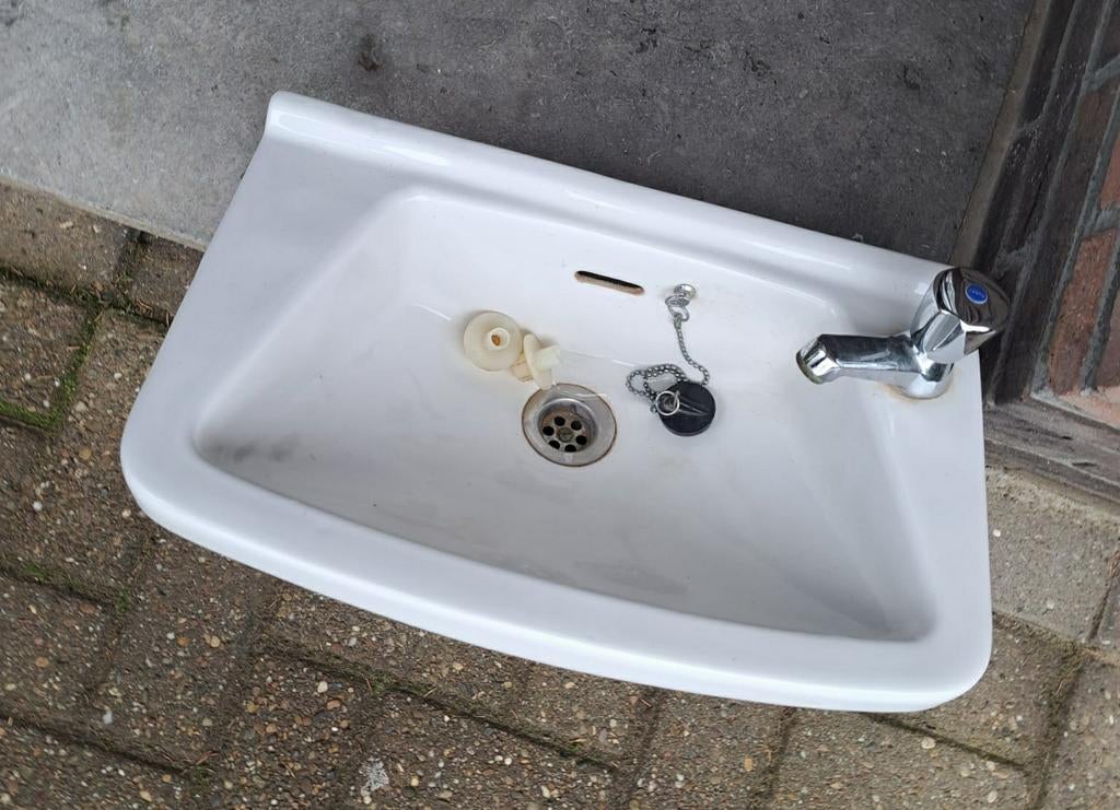 Witte keramische wastafel met kraan, Ophalen, Kraan
