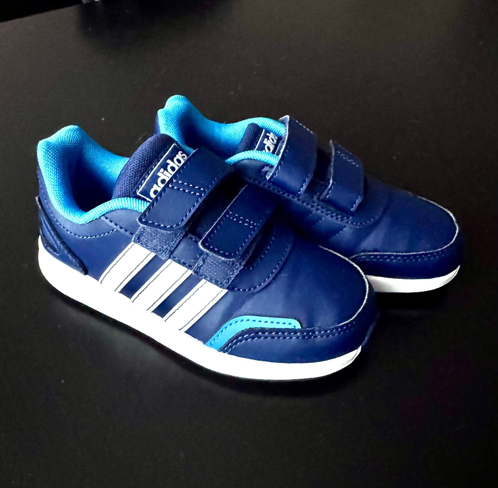 Baskets Adidas pointure 28, Enfants & Bébés, Enlèvement, Comme neuf