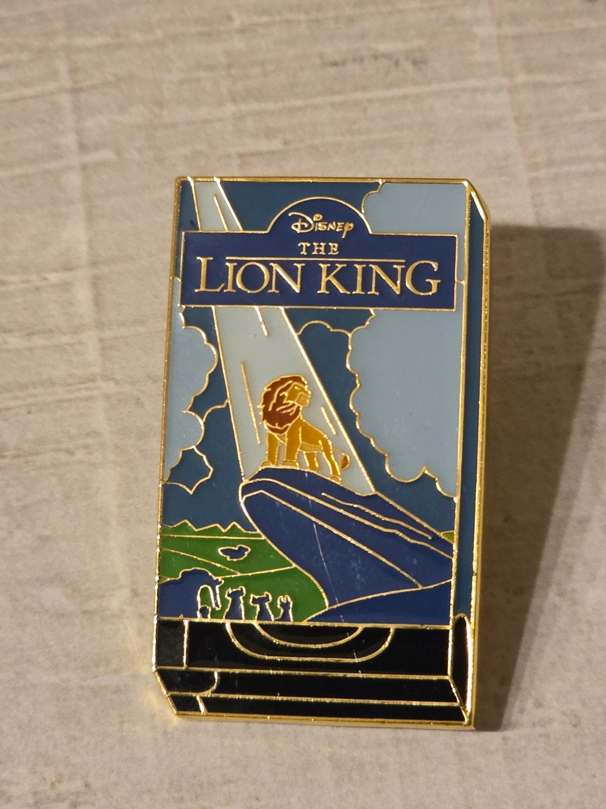 Épinglette Lion King VHS Loungefly, Collections, Disney, Enlèvement ou Envoi, Le Roi Lion ou Le Livre de la Jungle, Comme neuf