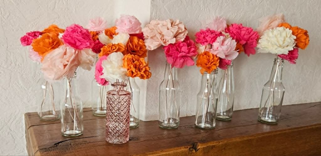 Lot 43 fleurs en papier sur tige + 8 vases décoration table, Huis en Inrichting, Woonaccessoires | Droogbloemen, Ophalen, Zo goed als nieuw