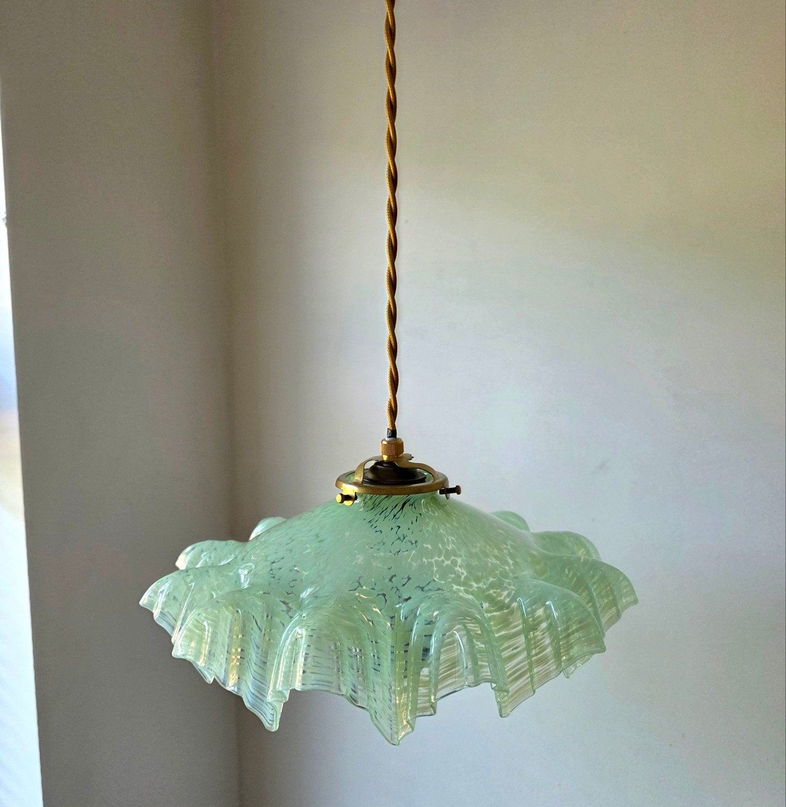 Lampe suspendue vintage en verre de Clichy., Antiquités & Art, Enlèvement ou Envoi