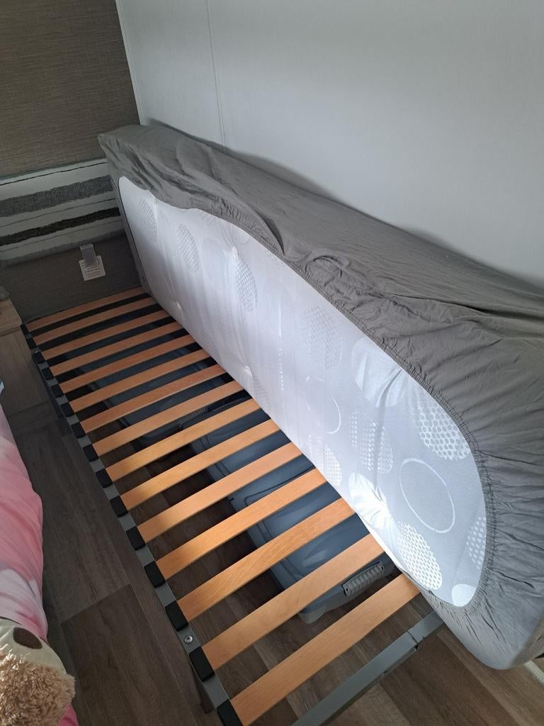 1 persoonsbed met lattenbodem en nieuwe matras, Ophalen, Matras