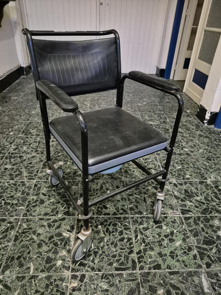 Stoel met gaatjes - rolstoel - oprolbare toiletstoel, Ophalen, Zwart, Leer, Eén