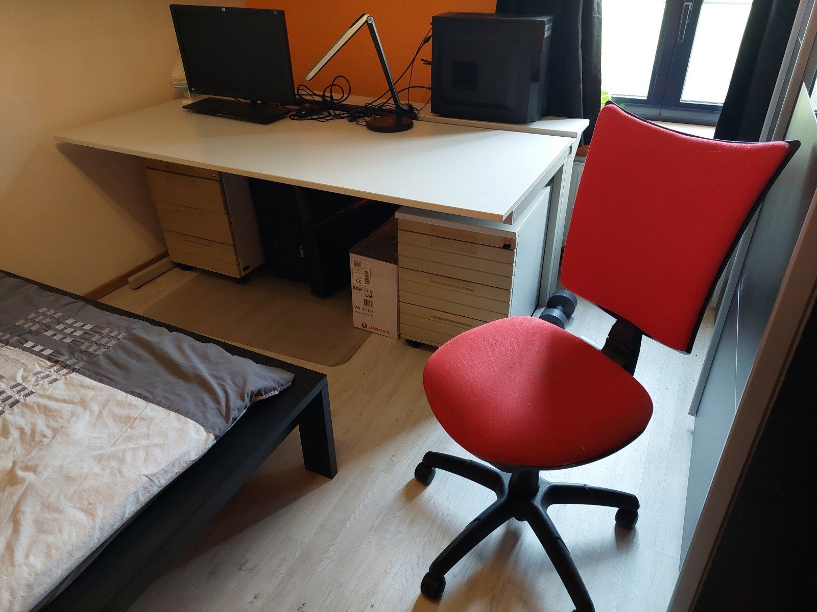 bureau met kabelgoot wit/licht grijs, Huis en Inrichting, Ophalen, 160 cm, Metaal, Zo goed als nieuw