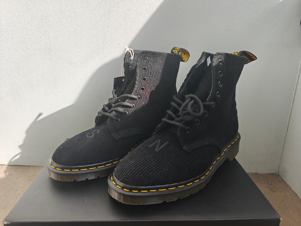 Limited Edition Dr. Martens x Undercover - Maat 39 - NIEUW, Neuf, Dr. Martens, Enlèvement, Boots et Botinnes