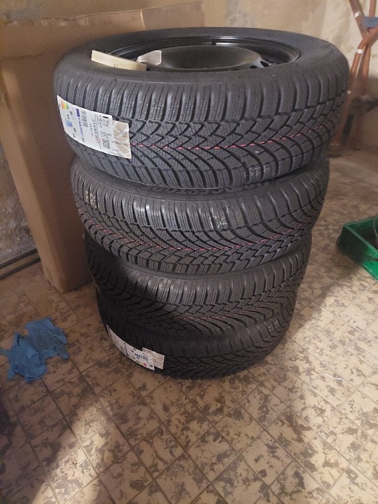 Nieuwe winterbanden, Auto-onderdelen, Ophalen, 215 mm, Nieuw, 17 inch