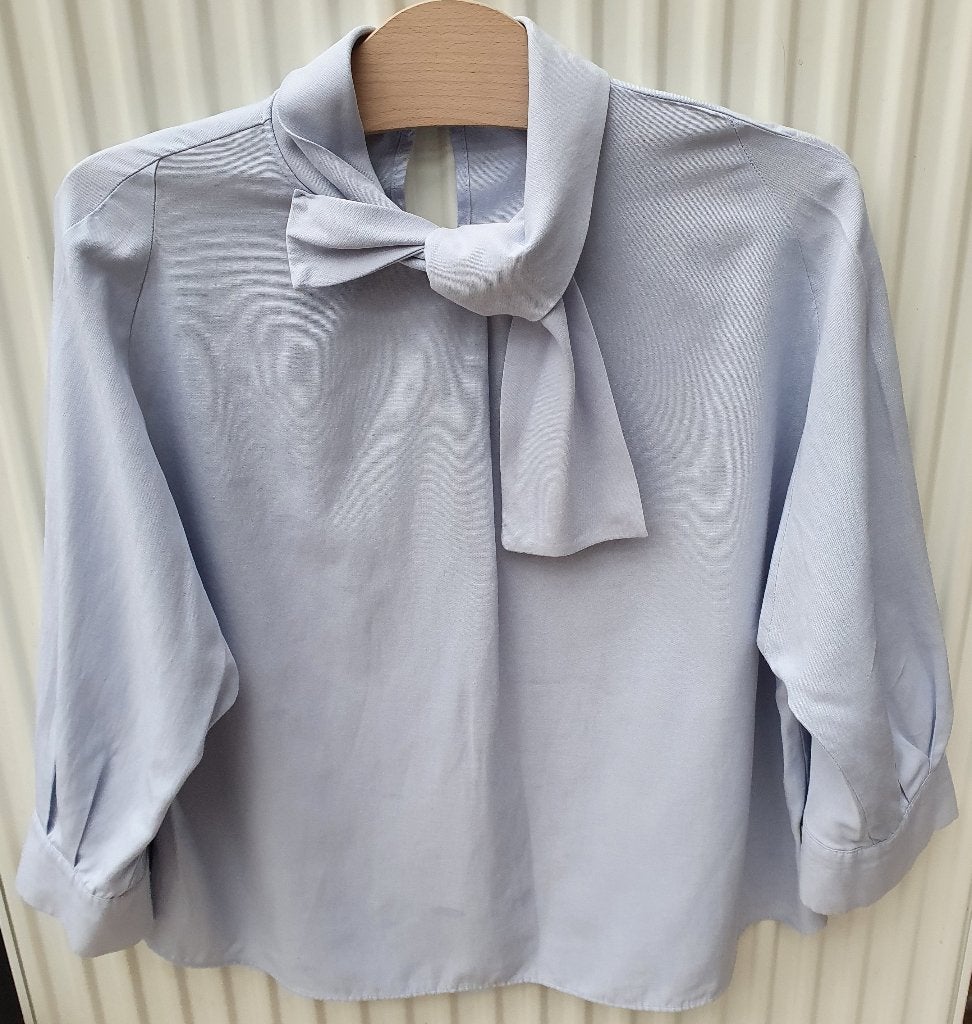 Licht blauwe blouse van Zara basic maat M met speciale kraag, Kleding | Dames, Blouses en Tunieken, Maat 38/40 (M), Blauw, Zara