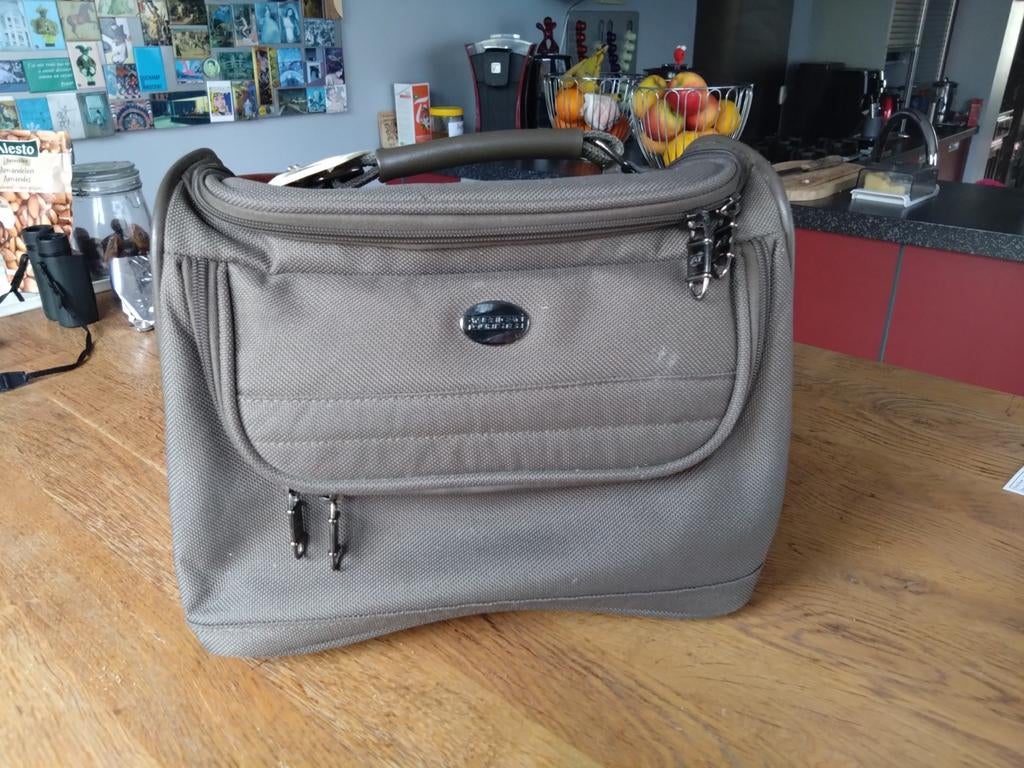 Beauty Case van het merk American Tourister, Handtassen en Accessoires, Ophalen, Gebruikt, Zacht kunststof