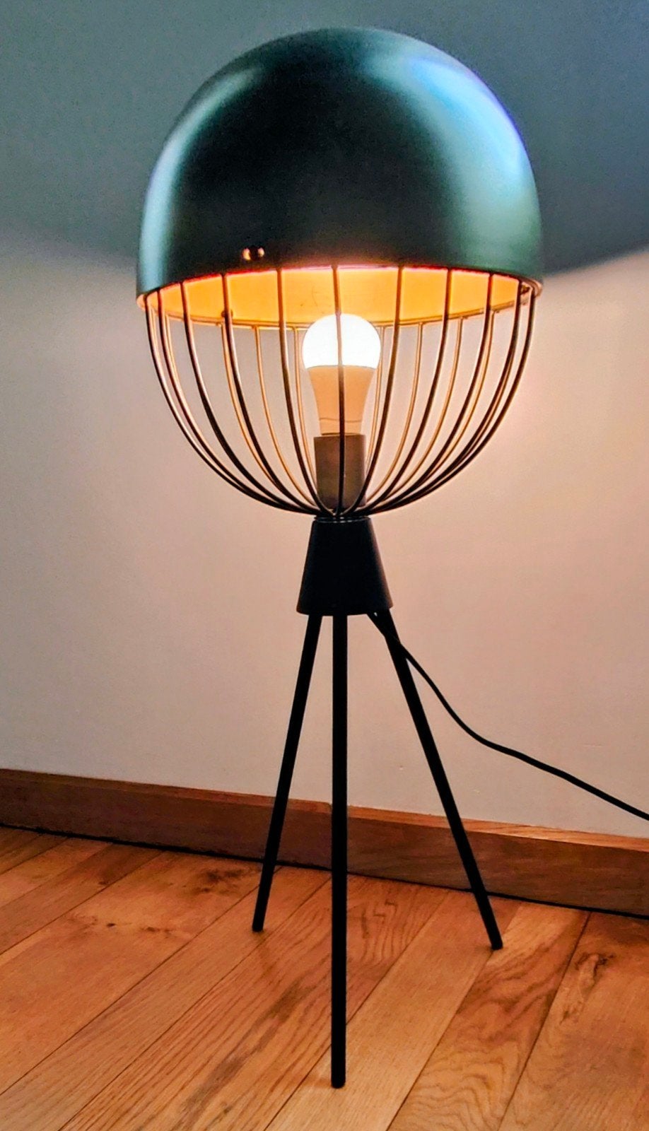 Industriële driepoot lamp loftstijl goud/brons en zwart!, Huis en Inrichting, Ophalen, Industriële driepoot vloerlamp, E27 (groot)