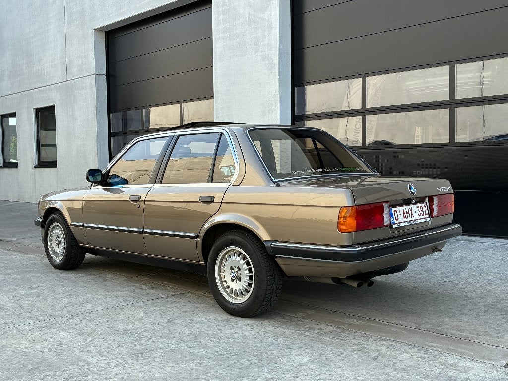 BMW 325e Automaat | E30 Berline | Prachtige Originele Staat, Automaat, 4 deurs, Beige, Verwarmde buitenspiegels