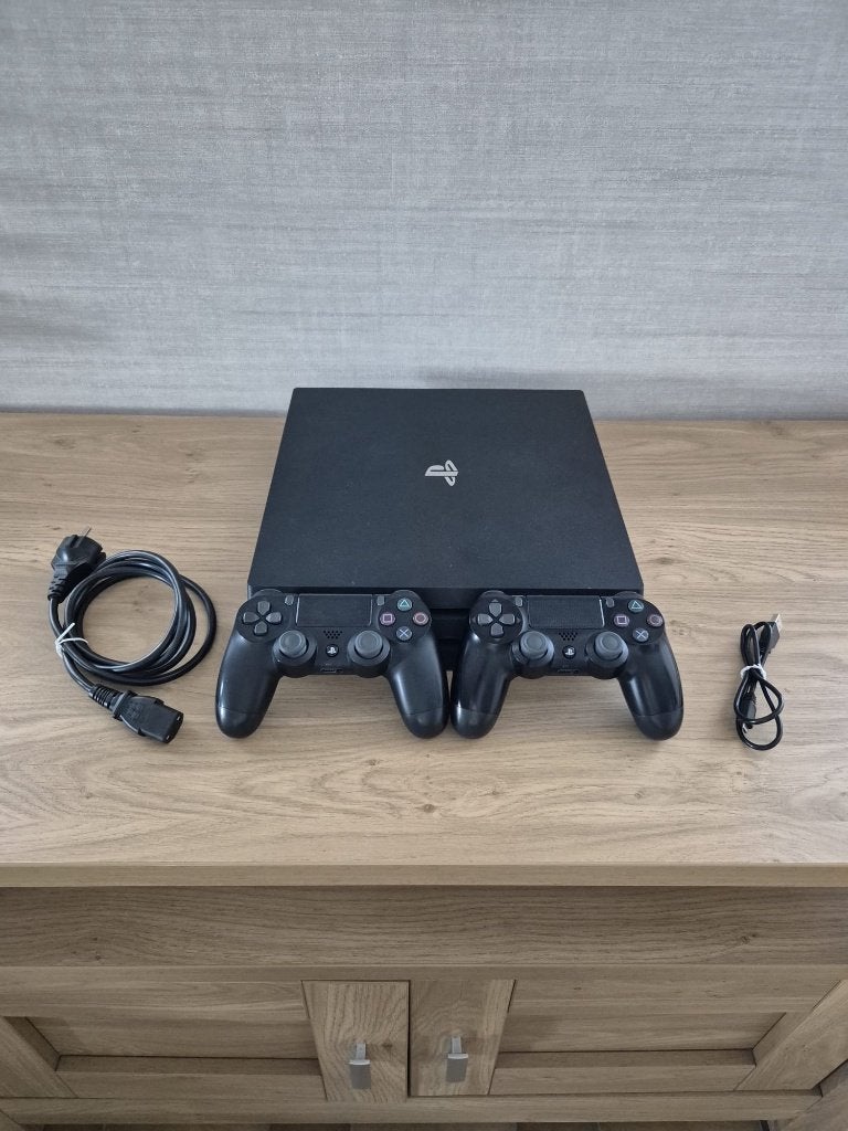 PlayStation 4 Pro 1 To – 2 manettes – Excellent état, Avec disque dur, Enlèvement ou Envoi, Reconditionné, 1 TB