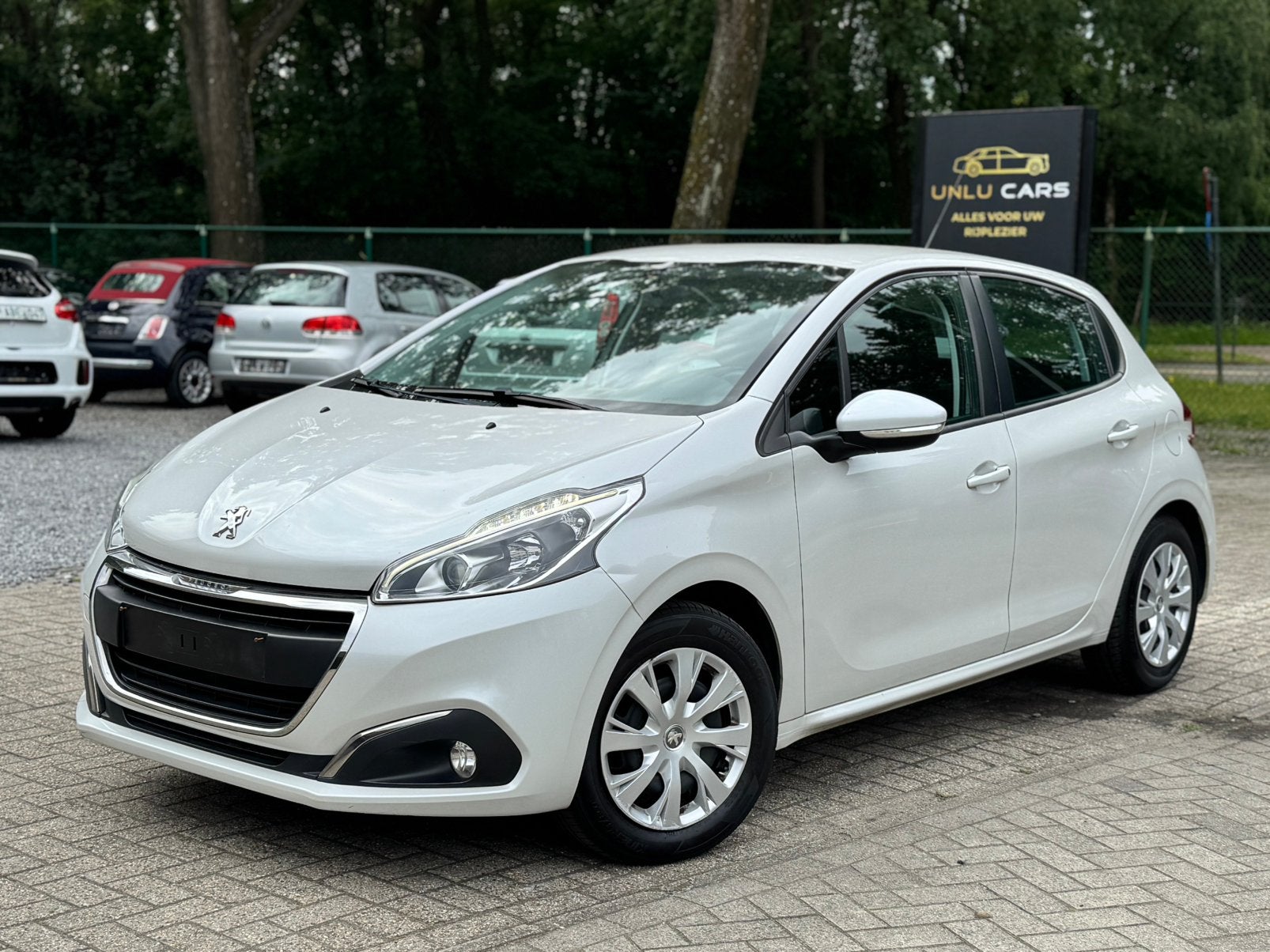 PEUGEOT 208 1.2 BENZINE 2017, Stof, Euro 6, 1198 cc, Wit