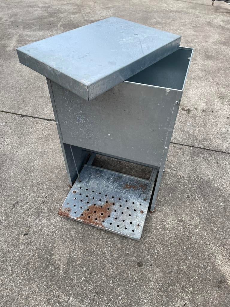 Zelfsluitende metalen voederbak pluimvee, Ophalen, Gebruikt, Drinken en Voederen
