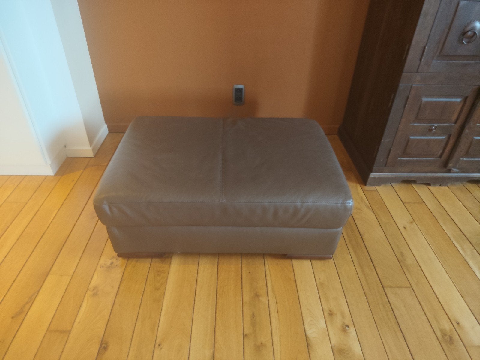 Pouf en cuir véritable., Maison & Meubles, Enlèvement, Utilisé, 50 à 75 cm, Rectangulaire