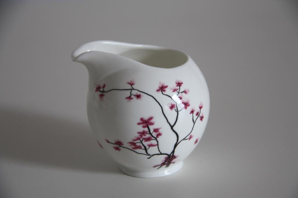 Cherry blossom tea logic ela b. Design melk kannetje, Huis en Inrichting, Ophalen of Verzenden, Gebruikt, Porselein, Kop(pen) en/of Schotel(s)