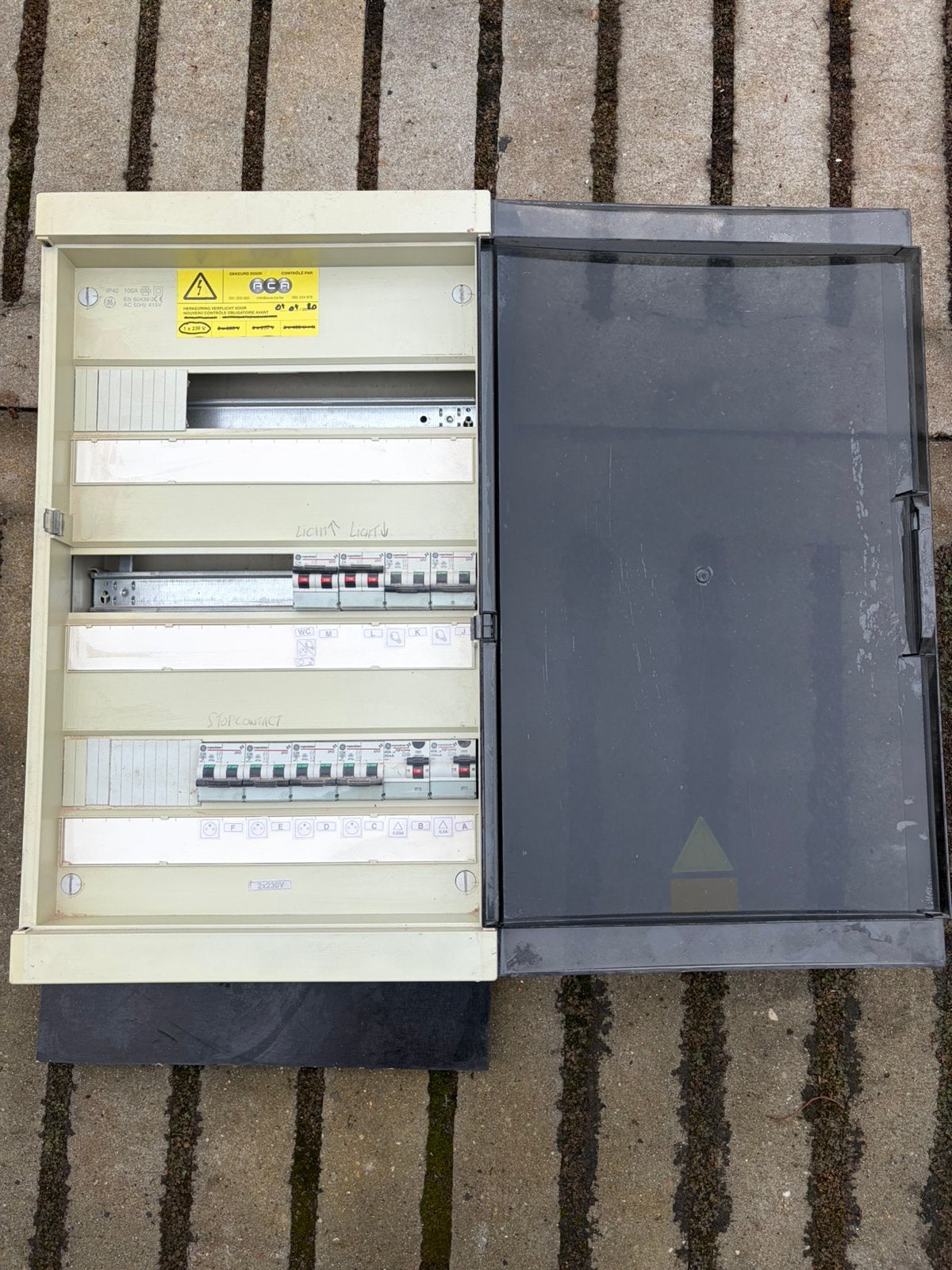 Electriciteitskast/ zekeringkast met zekeringen, Ophalen