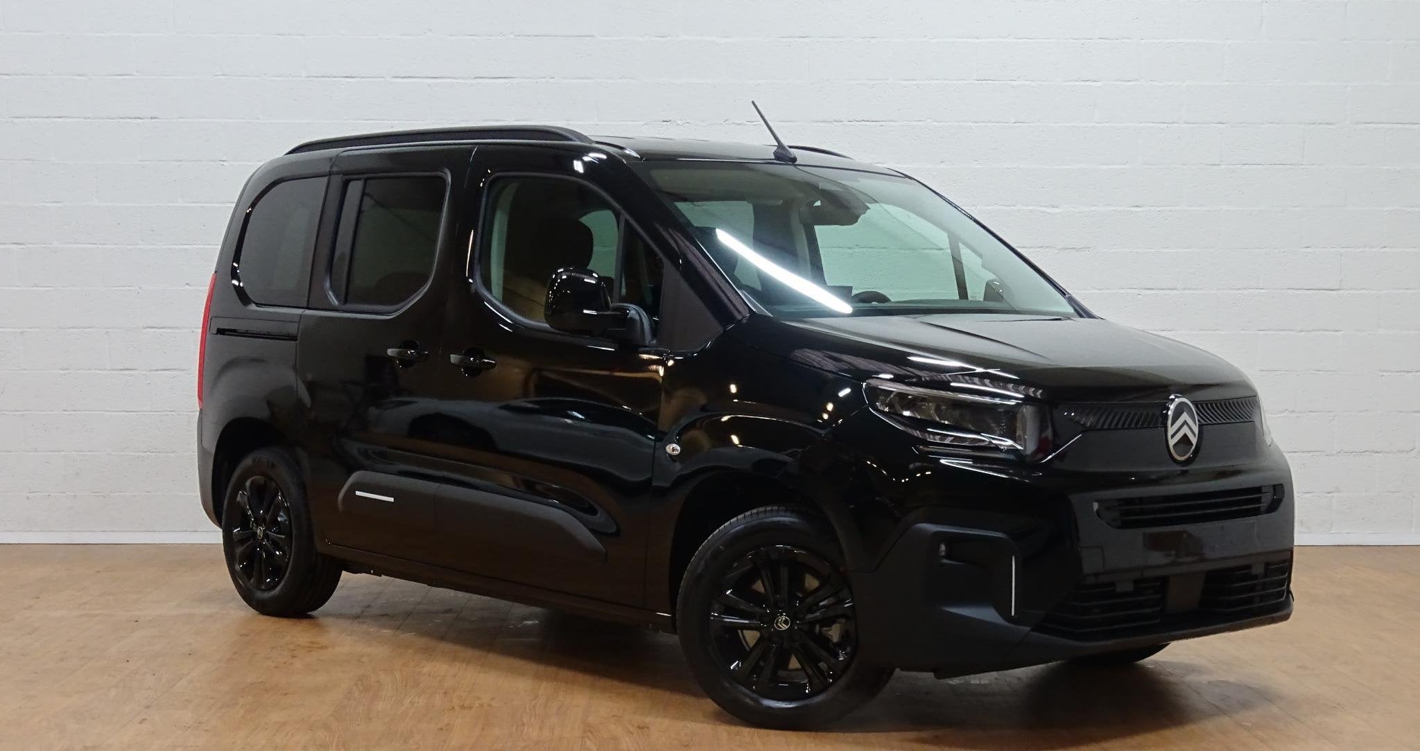 Citroën Berlingo 1.2T Plus, Auto's, Gebruikt, Zwart, Grijs, 3 cilinders