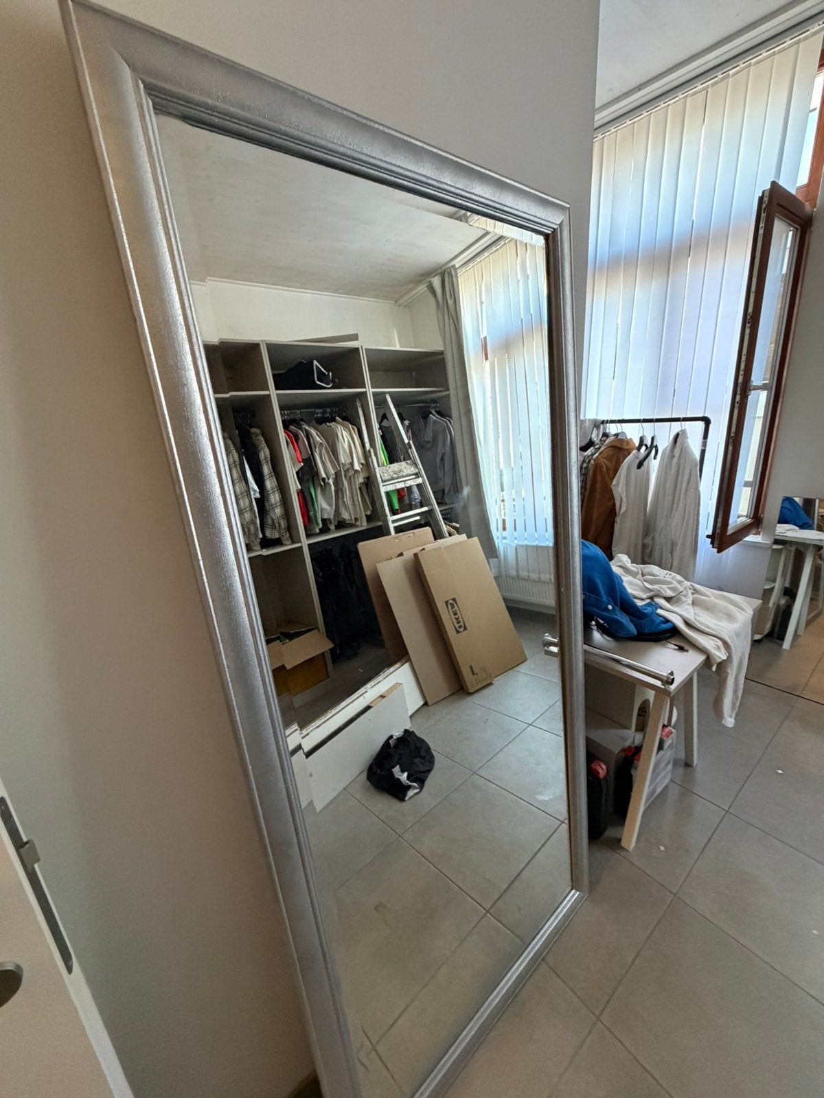 Grote staande spiegel met zilveren lijst – Luxe uitstraling, Huis en Inrichting, Woonaccessoires | Spiegels, Ophalen, Zo goed als nieuw
