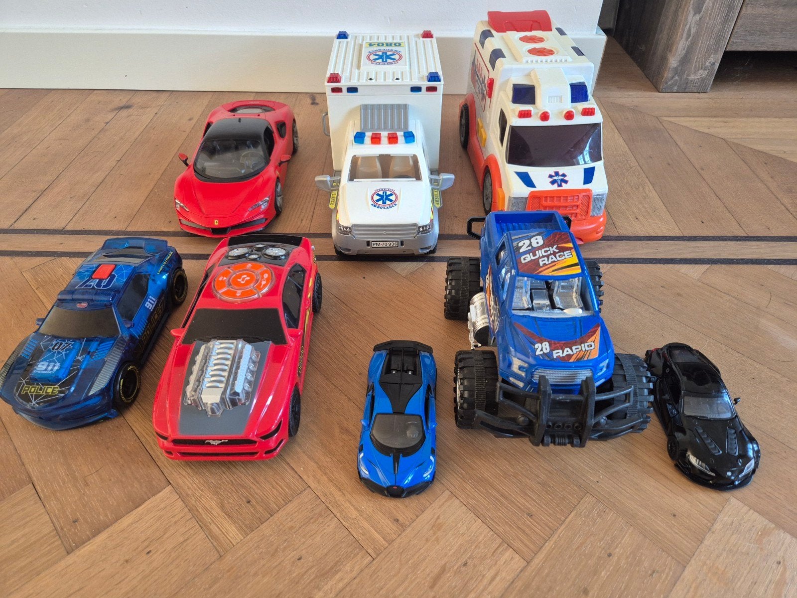 Set van 9 speelgoed auto's met batterijen, Enlèvement, Utilisé