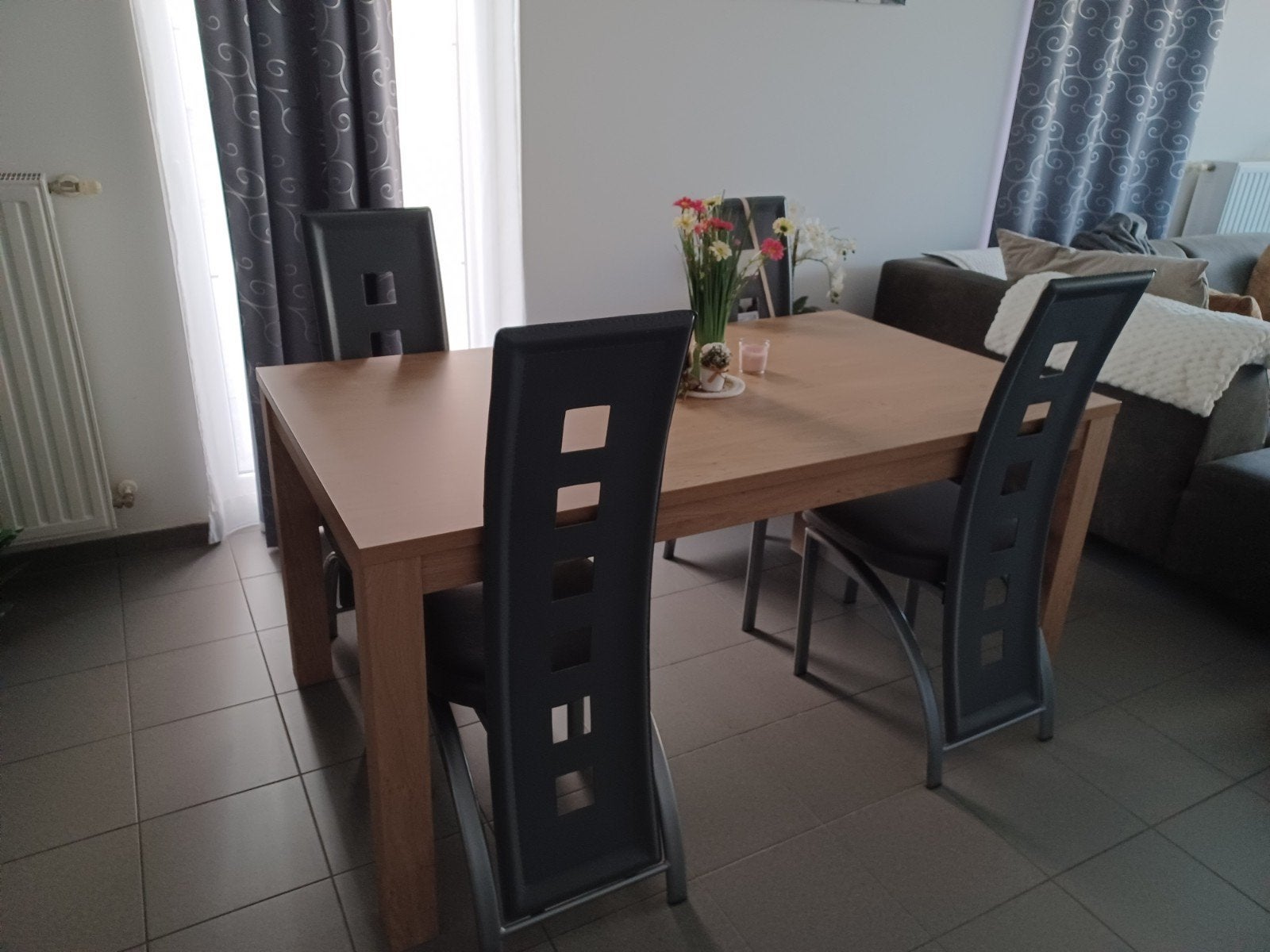 4 grijze stoelen in goede staat, Ophalen