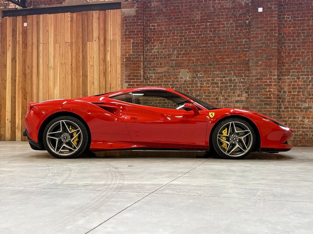 Ferrari F8 Tributo   Ultiem Eerbetoon aan legendarische V8, Auto's, Automaat, Achterwielaandrijving, 1820 kg, 530 kW