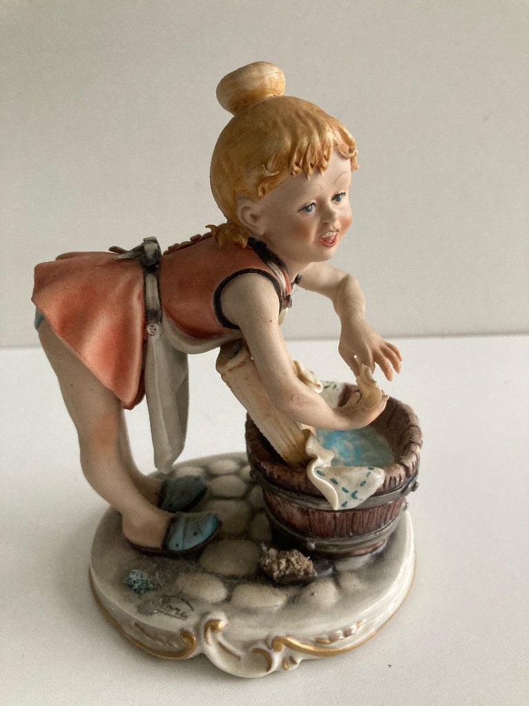 Capodimonte : Beeldje Meisje aan de wastobbe  Porselein, Minder dan 20 cm, Ophalen of Verzenden, Gemerkt, Steen of Keramiek