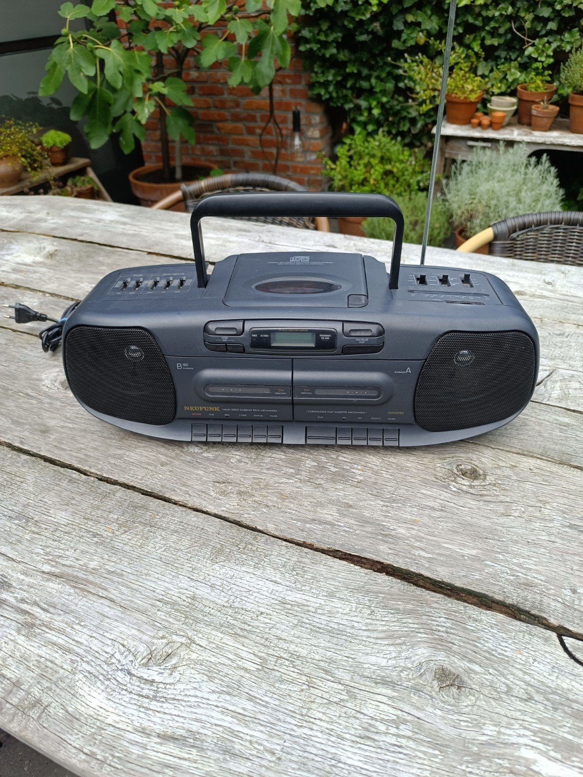 Neufunk draagbare radio, Ophalen of Verzenden, Radio