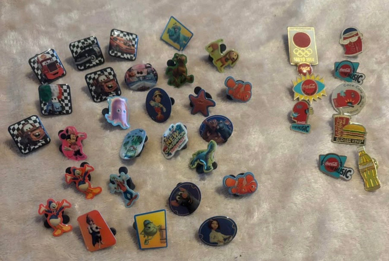 Lot de + de 30 pins disney et coca cola, Verzamelen, Speldjes, Pins en Buttons, Ophalen, Zo goed als nieuw