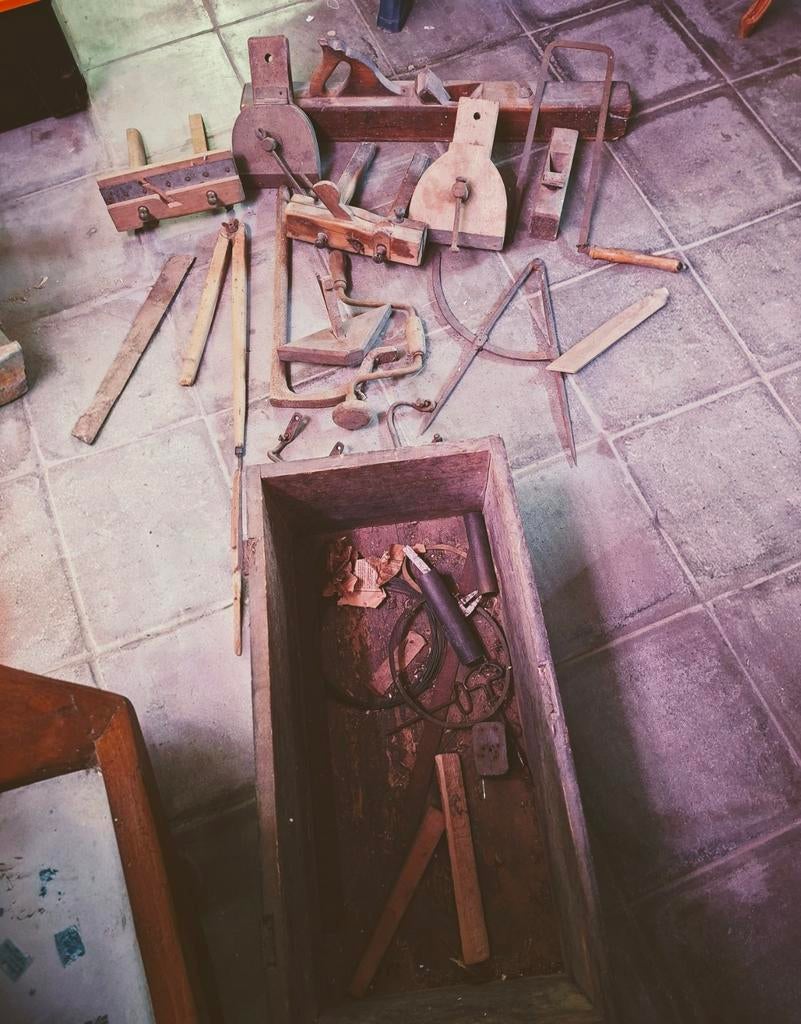 Oude werktuigen, vooral schrijnwerkerij gereedschap, Ophalen