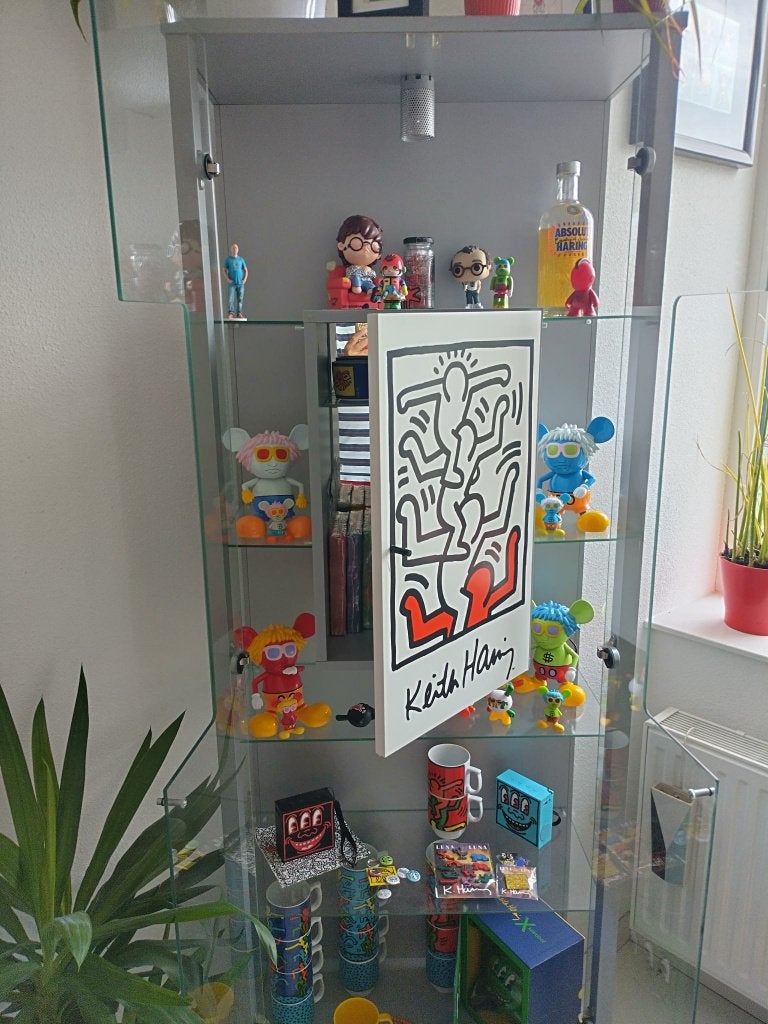 Keith Haring vitrinekast hb-Collection Möbelvertriebs GmbH, Ophalen, Met deur(en), Overige houtsoorten, 50 tot 100 cm