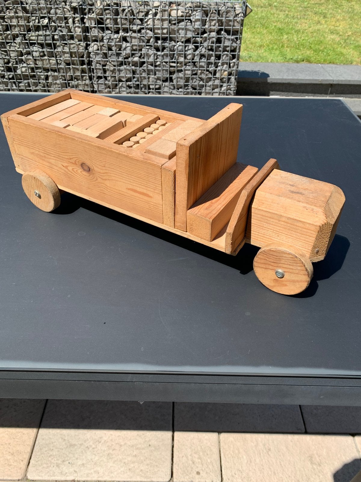Houten vrachtwagen met houten blokken, Ophalen