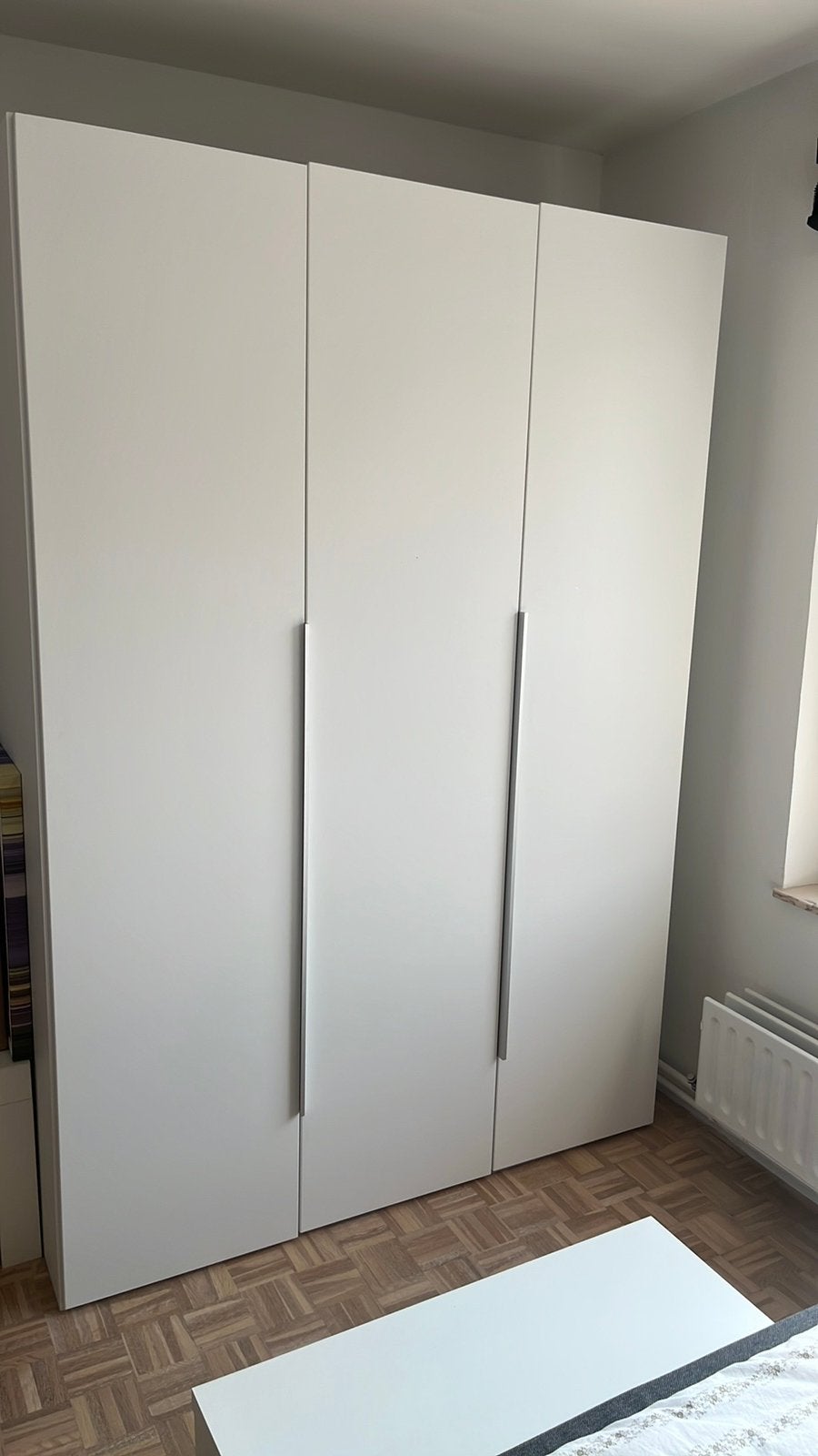 Moderne 3-deurs kledingkast – Zo goed als nieuw, Huis en Inrichting, Ophalen, Zo goed als nieuw