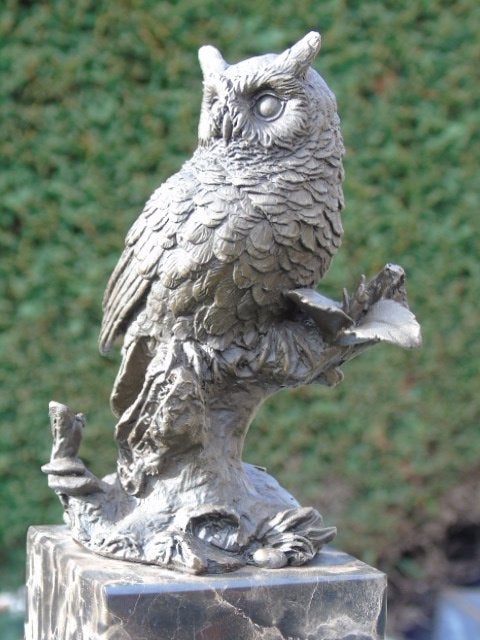 hibou en bronze sur socle signé , MILO ..., Enlèvement ou Envoi, Bronze