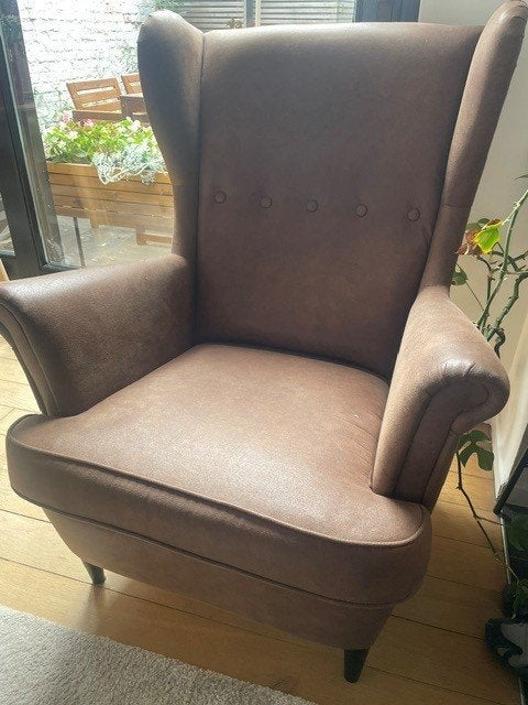 Comfortabele oorfauteuil + poef in bruine lederlook Ikea, Ophalen, Klassiek Scandinavisch met een vintage touch, 75 tot 100 cm