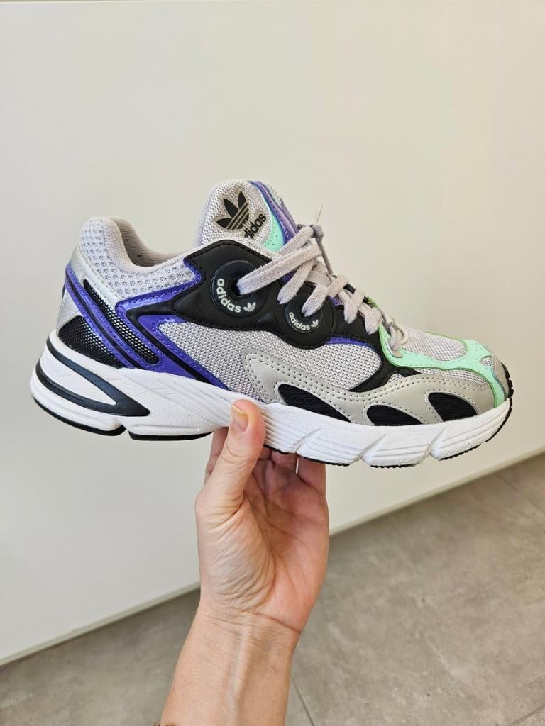 Baskets Adidas Astir, couleur argent métallisé, EU 37,5, Gris, Enlèvement ou Envoi, Adidas, Sneakers et Baskets
