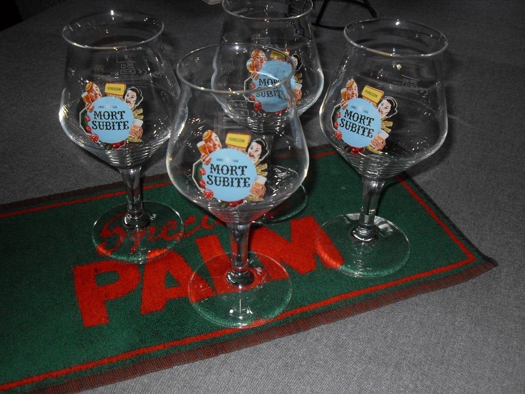 4 bierglazen "mort subite" €2,25/stuk, Enlèvement ou Envoi, Neuf, Verre à bière