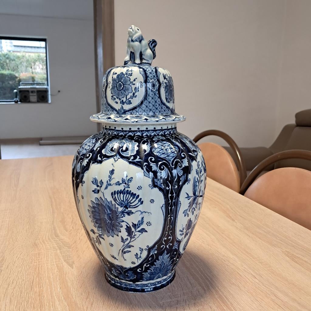 Antieke vaas met deksel in Delfts blauw, Enlèvement