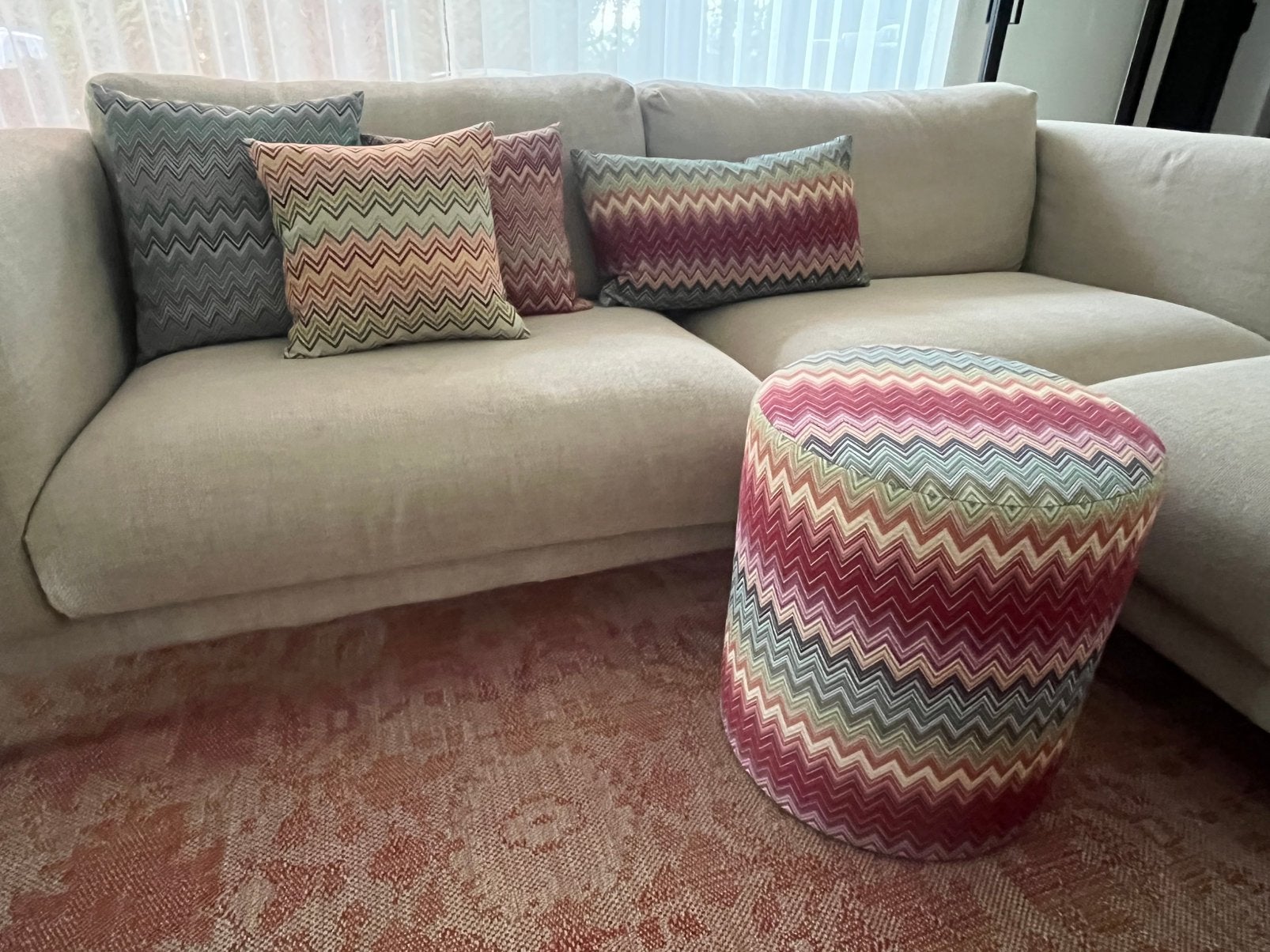 Mmio 4 kussens en poef, Huis en Inrichting, Woonaccessoires | Kussens, Ophalen, Zo goed als nieuw, Meerkleurig, Sierkussen